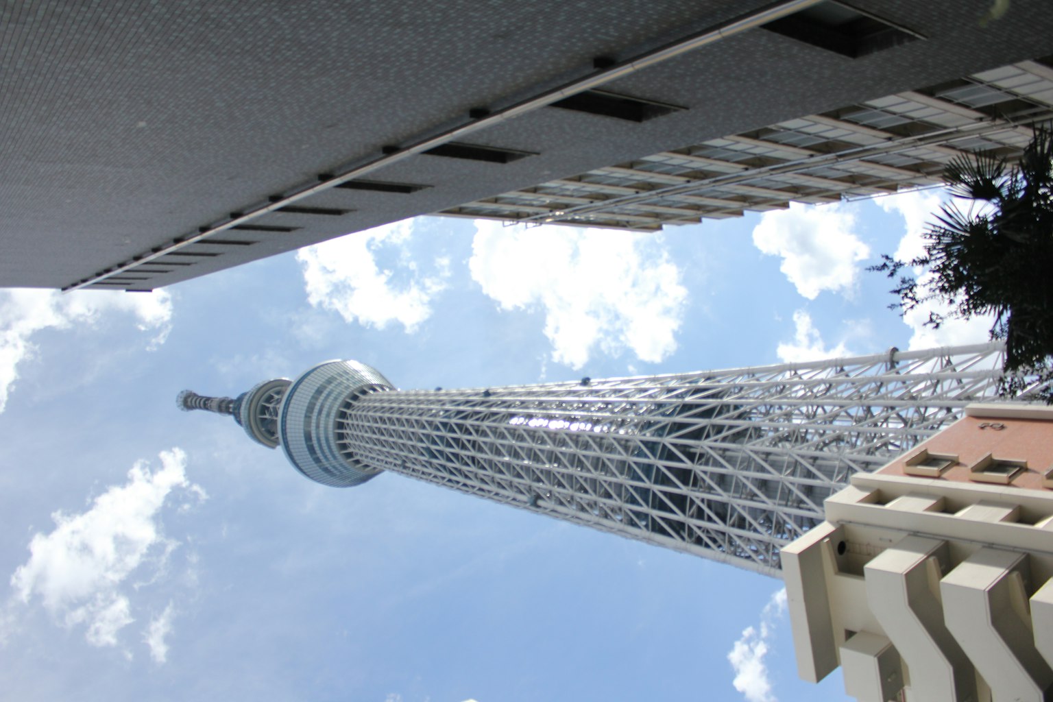 Vista della Tokyo Skytree dal basso con nuvole