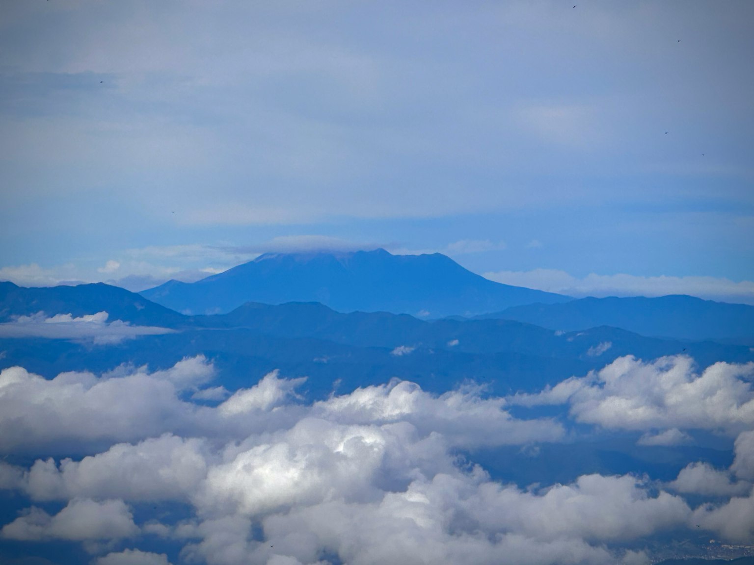 Paesaggio montano blu con nuvole
