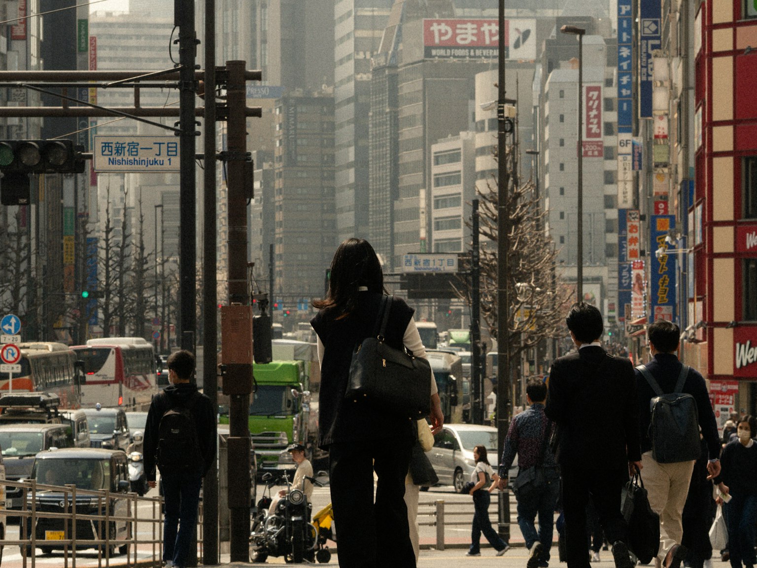 城市景觀中人們在摩天大樓和繁忙街道交通中行走