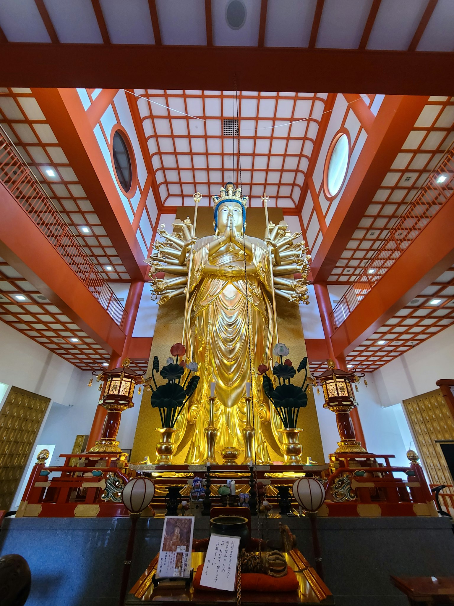 Patung Buddha emas menjulang di dalam kuil yang indah