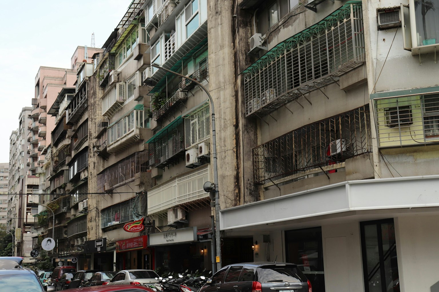 街道景觀，老建築和停放的汽車