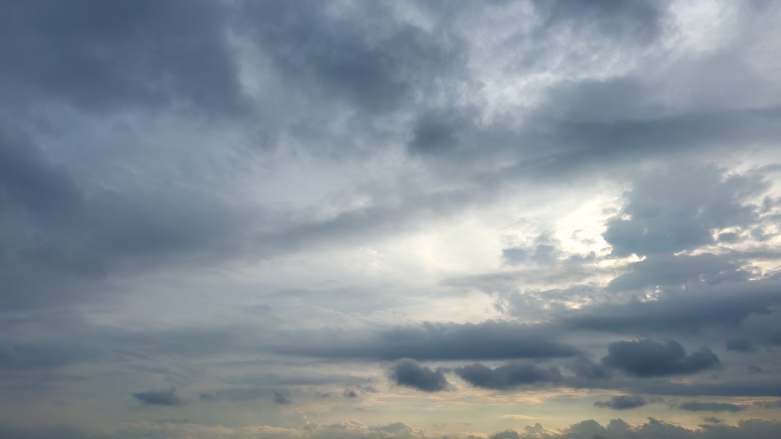陰雲密布的天空與柔和的光線