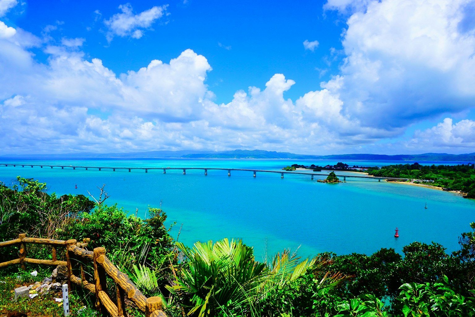 ทิวทัศน์ทะเลสีน้ำเงินสดใสพร้อมสะพาน