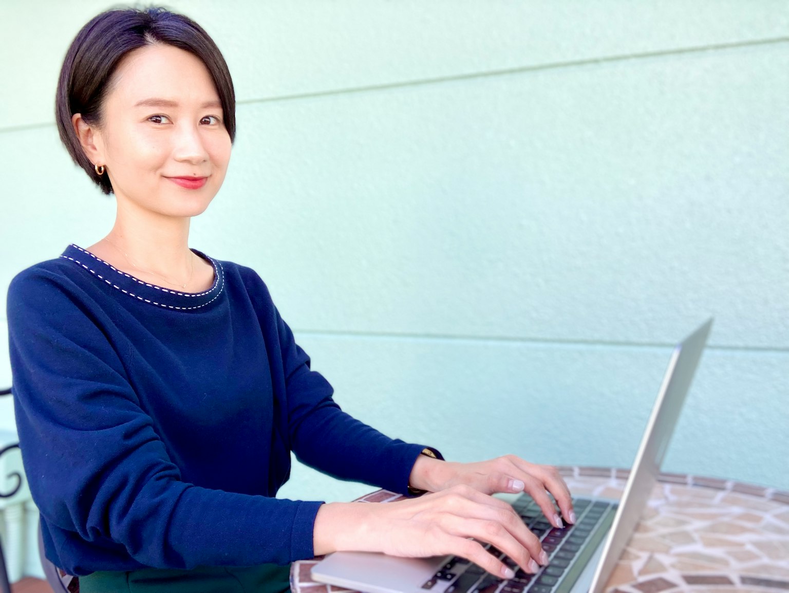 Portrait d'une femme utilisant un ordinateur portable à un bureau