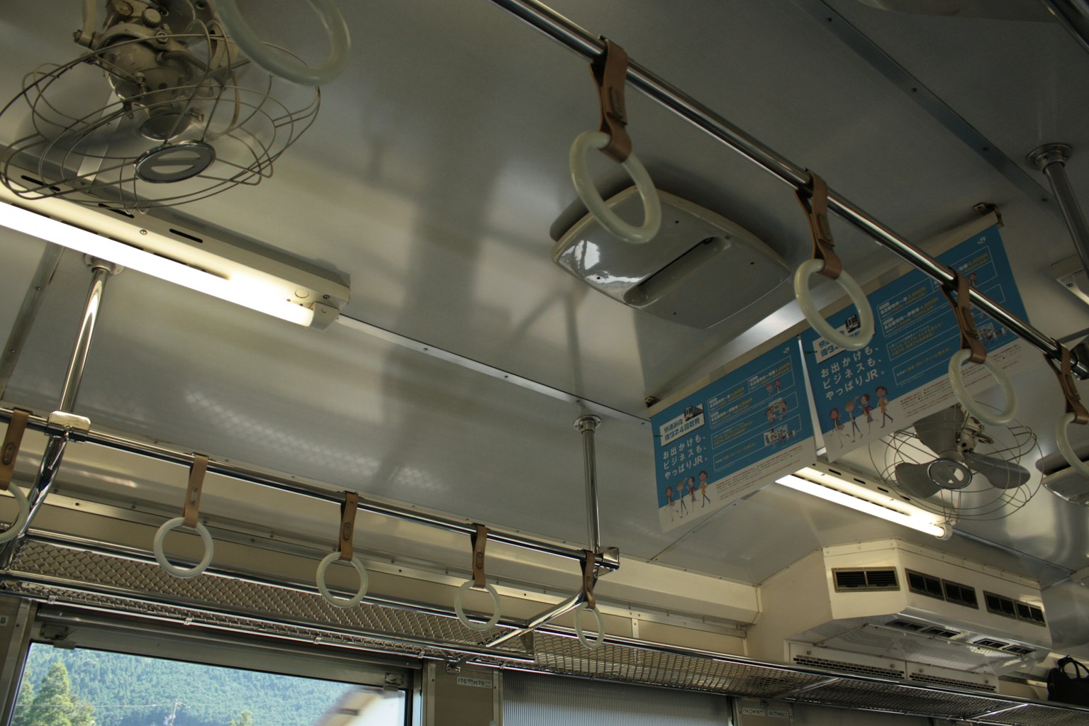 火車車廂內部展示天花板和扶手