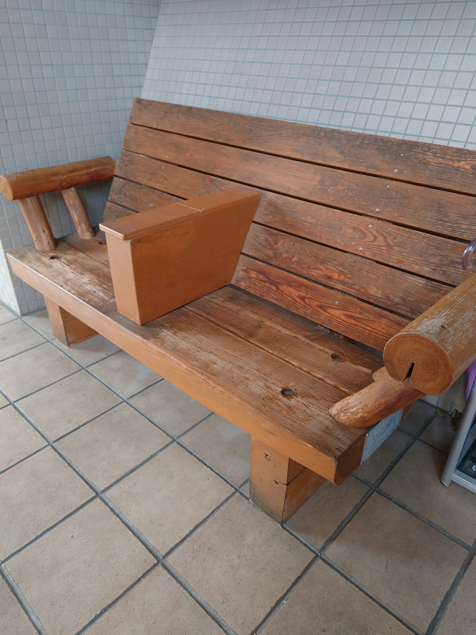Banco de madera con un diseño único en un suelo de azulejos
