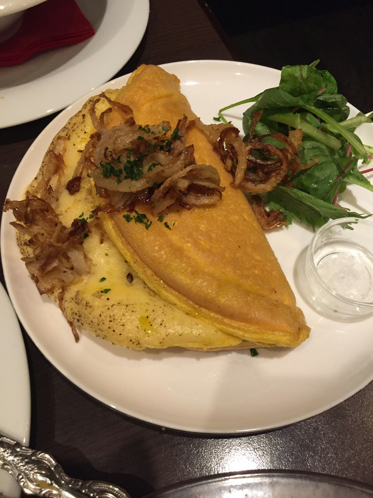 Trứng ốp la vàng với hành tây chiên kèm salad