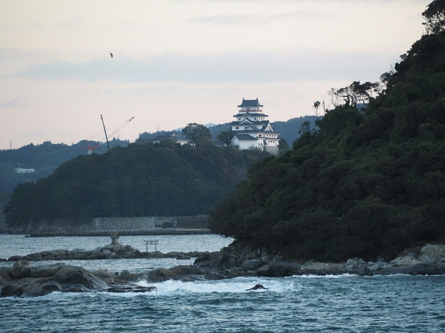 海岸邊城堡的美麗景色和周圍自然