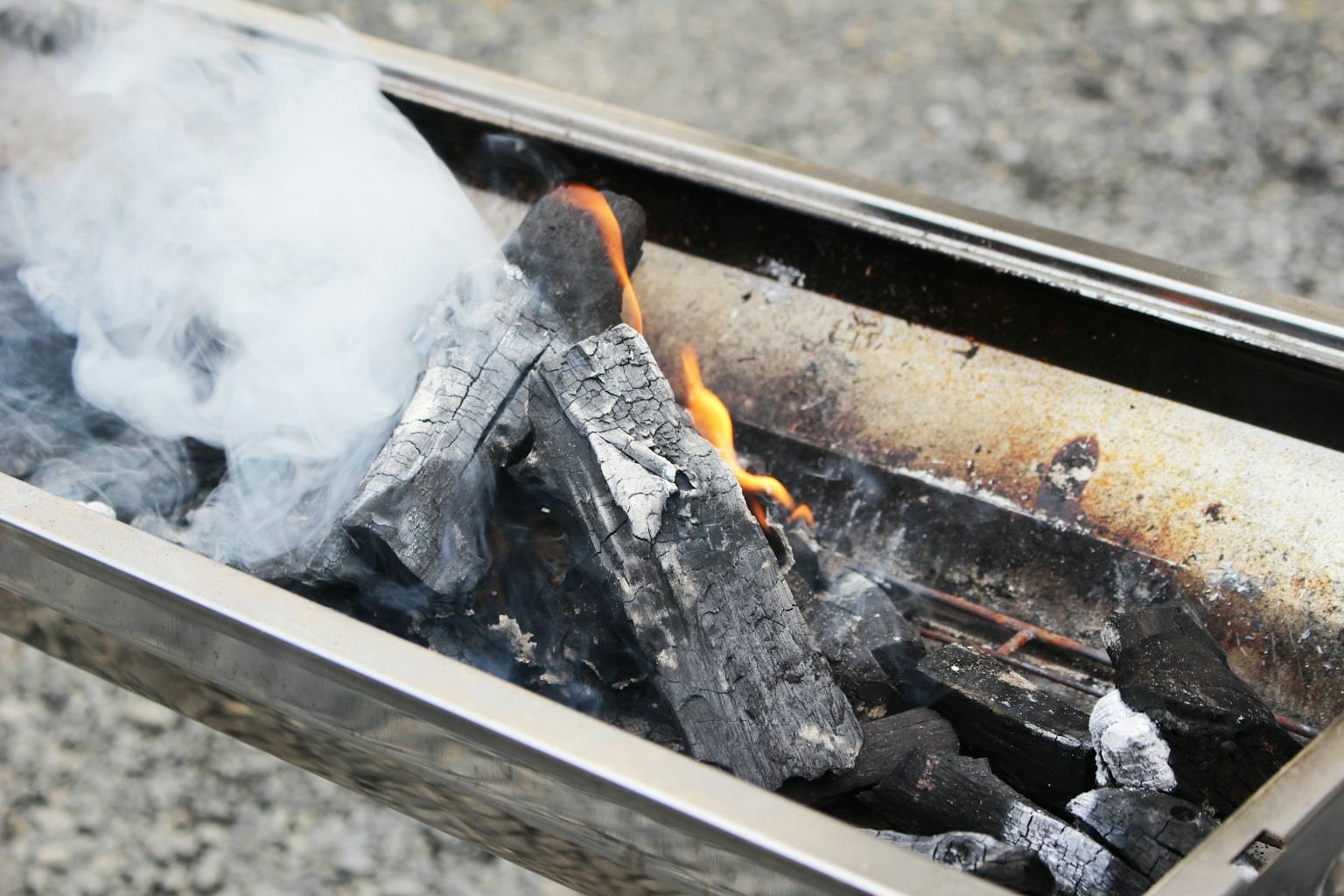 Bếp nướng BBQ với than đang cháy và khói