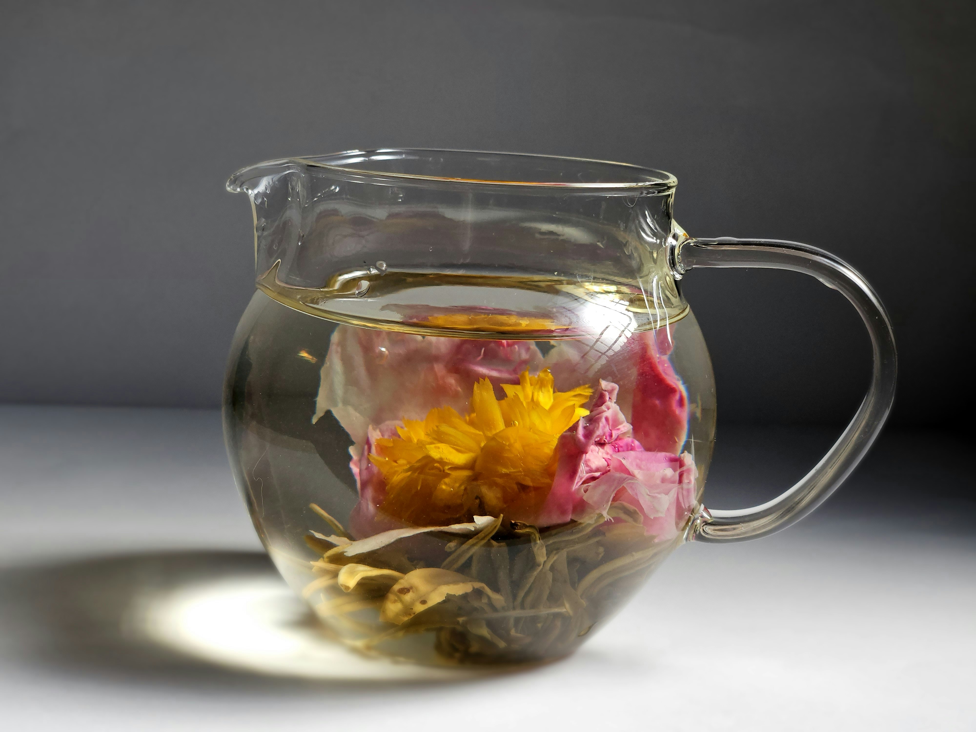 玻璃茶壶里的彩色花草茶