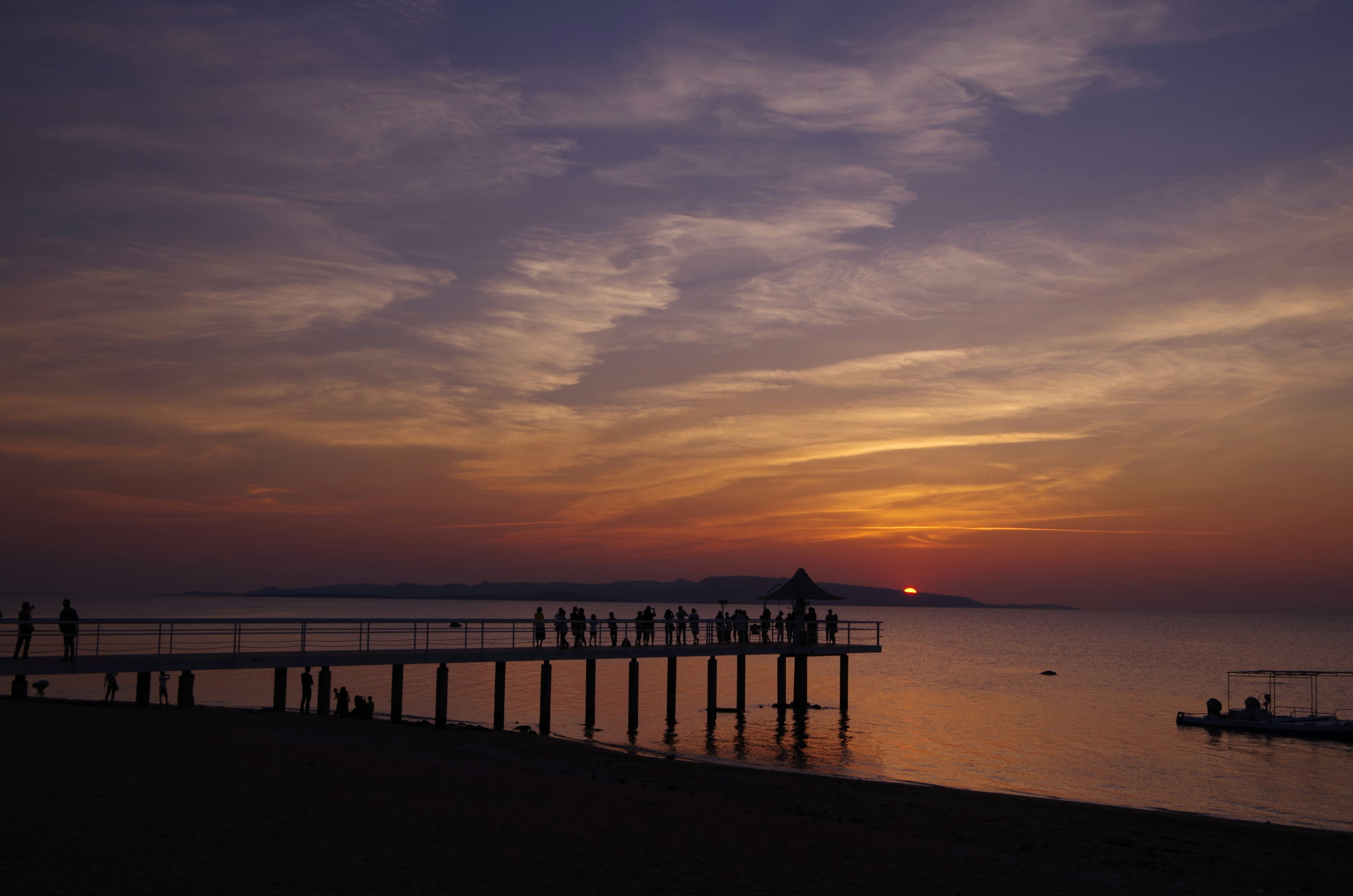 冲绳县石垣岛富崎海滩的海面与栈桥夕阳