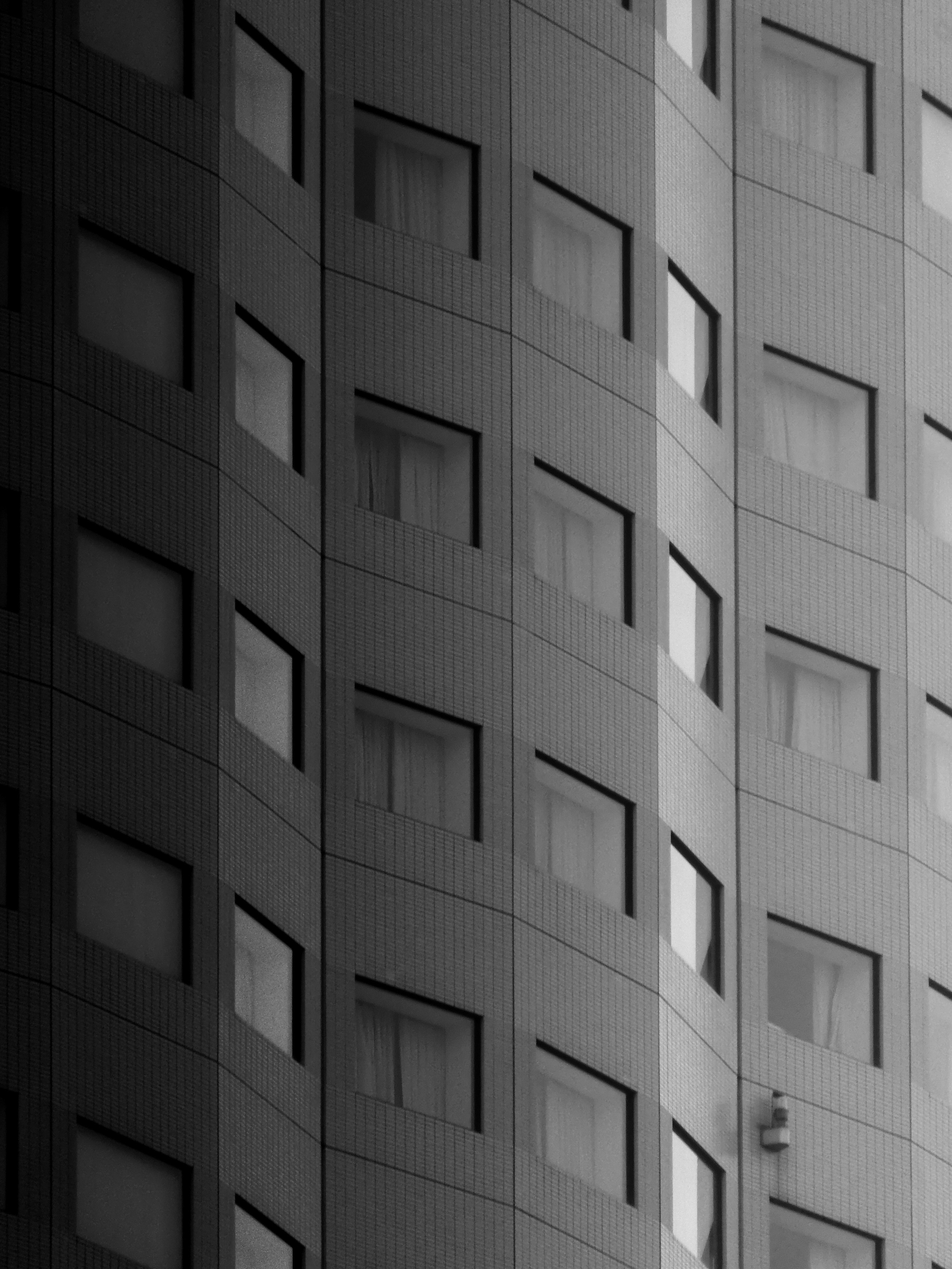 窓が規則的に並ぶ建物の外壁