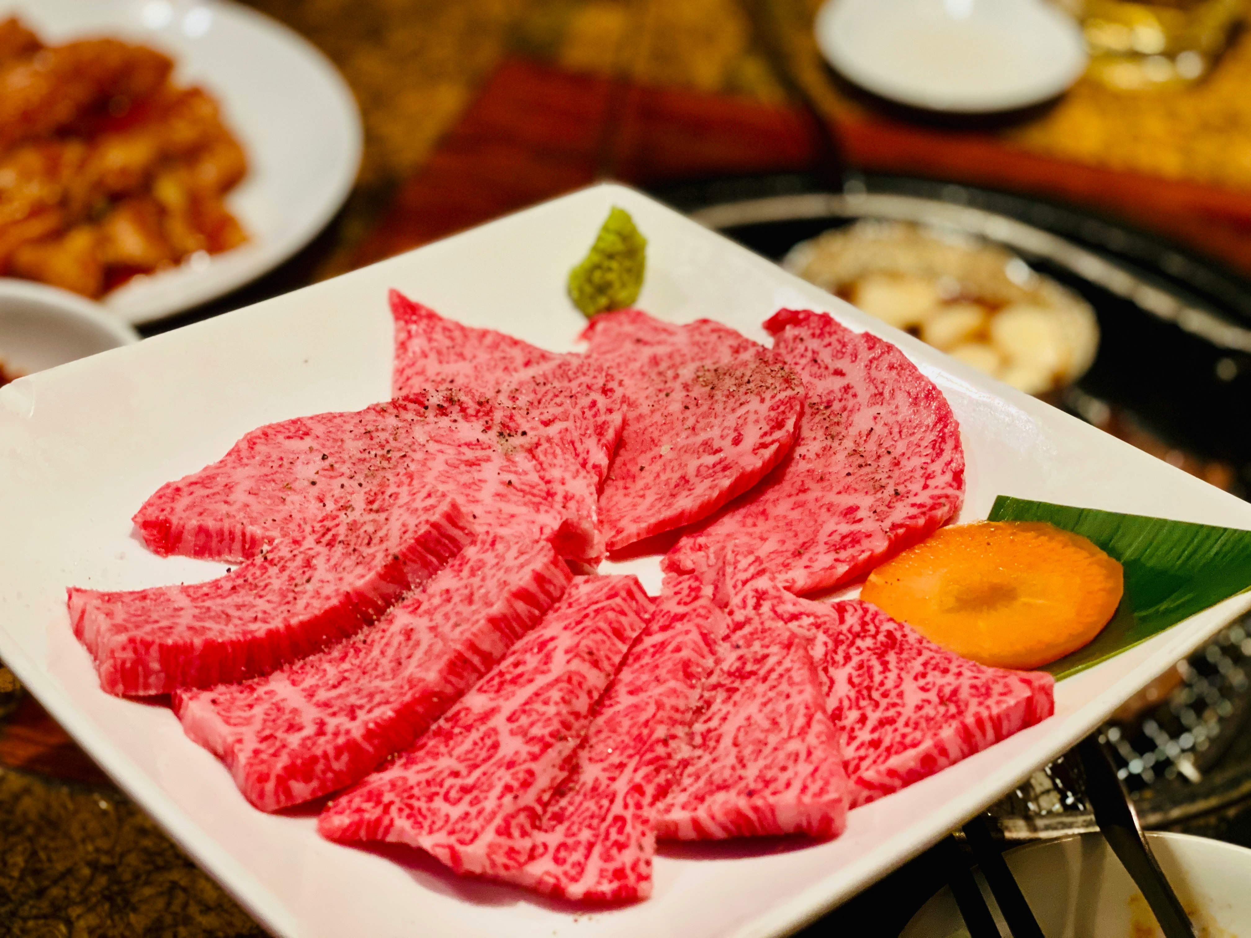 白色盤中擺放的和牛雪花紋牛肉片