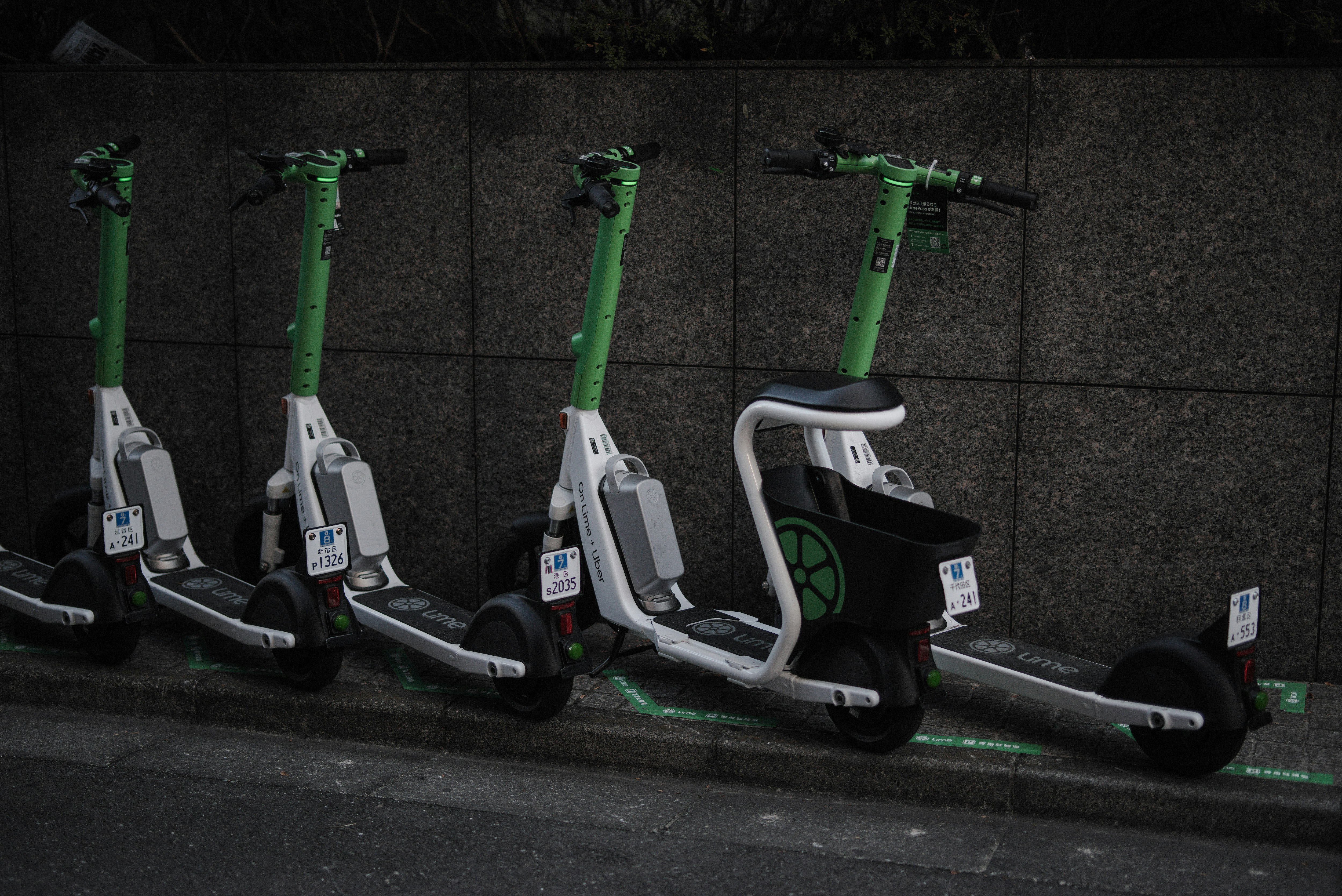路上に並ぶ電動キックボード