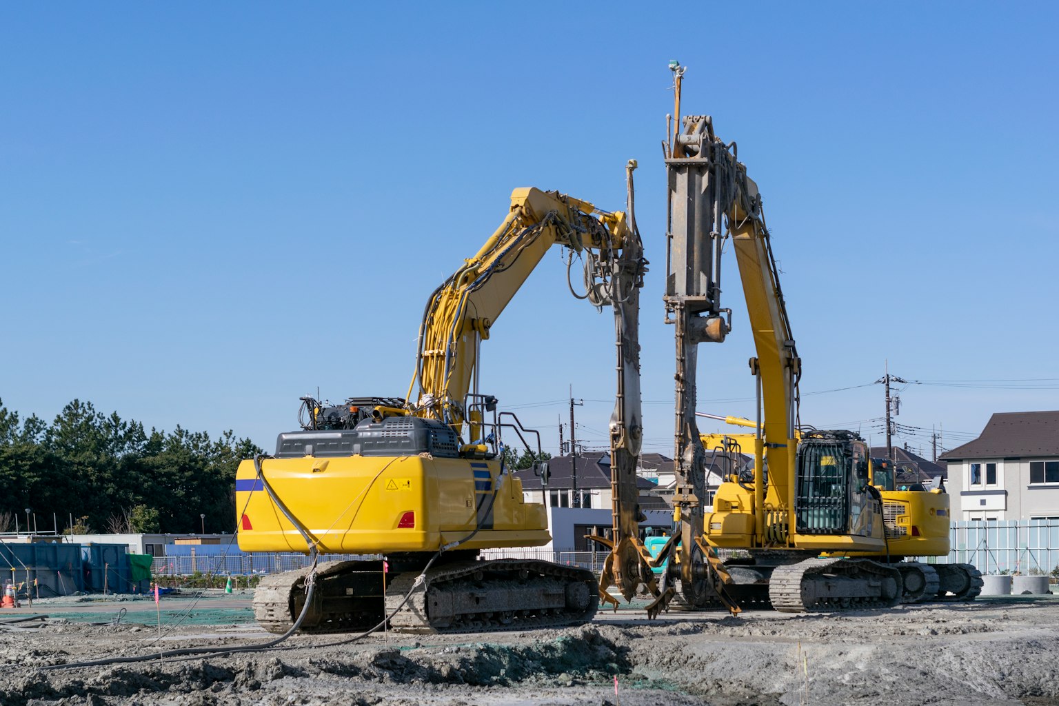 Due escavatori gialli posizionati in un cantiere