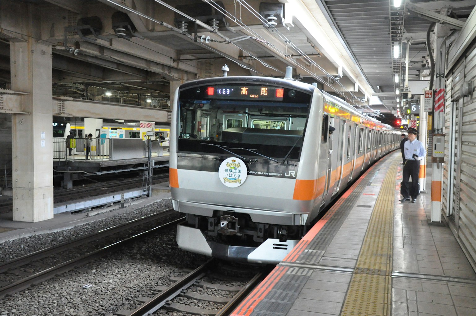 รถไฟสีเงินจอดอยู่ที่ชานชาลาสถานี