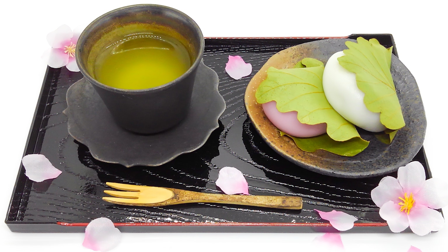 Thé matcha servi avec des douceurs japonaises traditionnelles sur un plateau décoratif