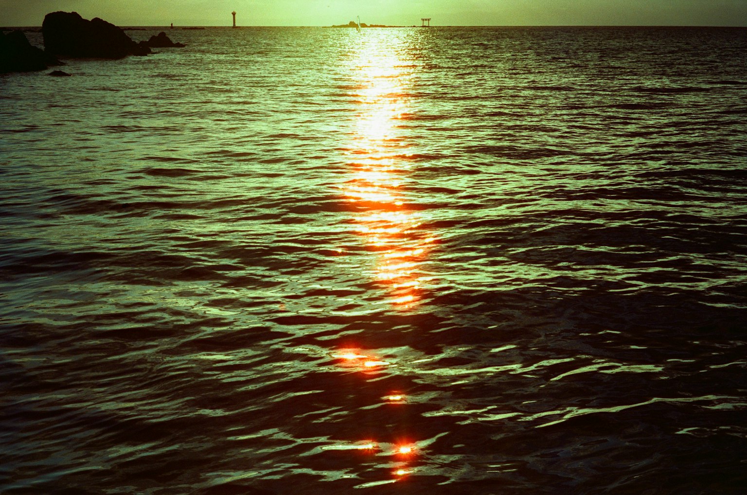 海面上夕阳反射的美丽景色
