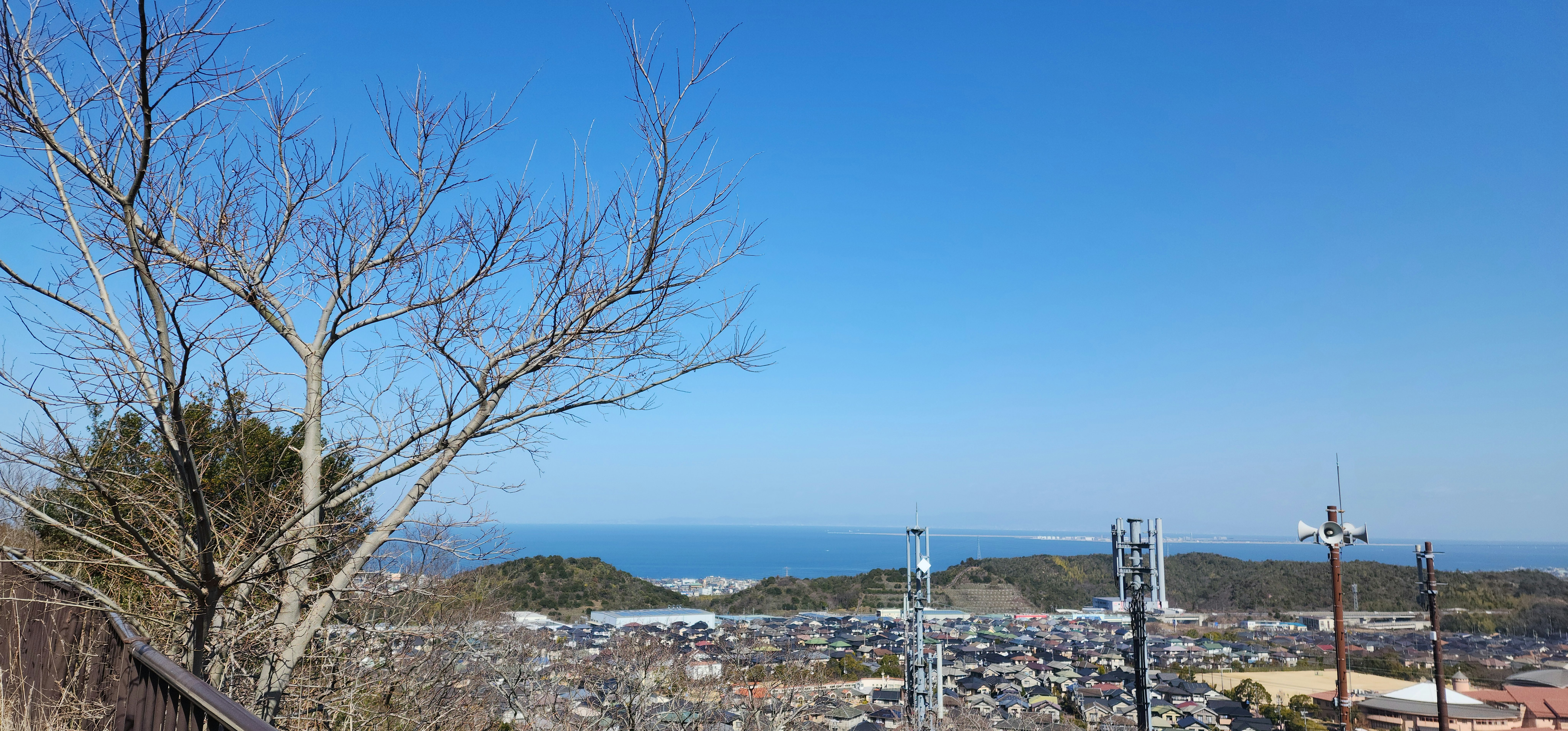 海を望む丘の上の街並みと青空