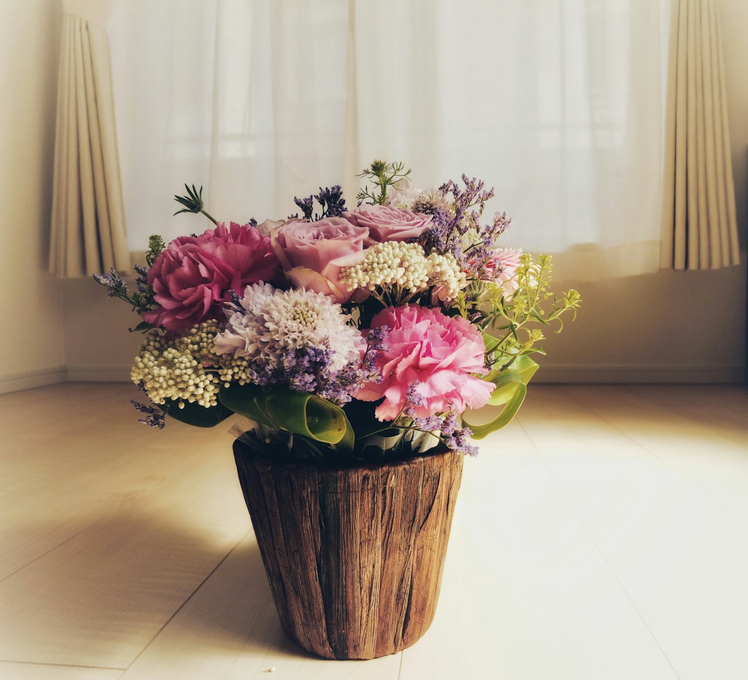 การจัดดอกไม้สวยงามในแจกันไม้