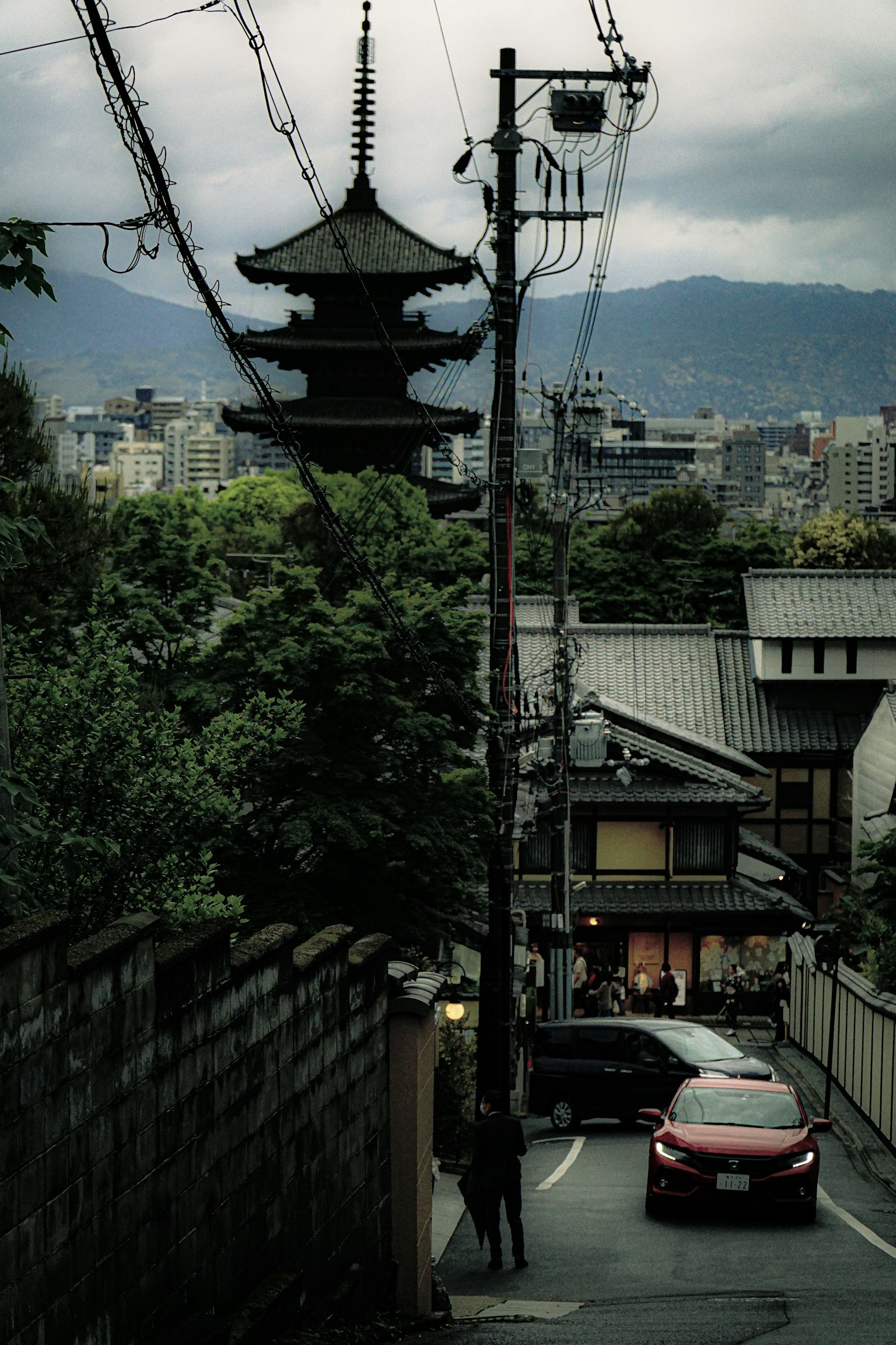 京都的风景，有一座塔和传统建筑