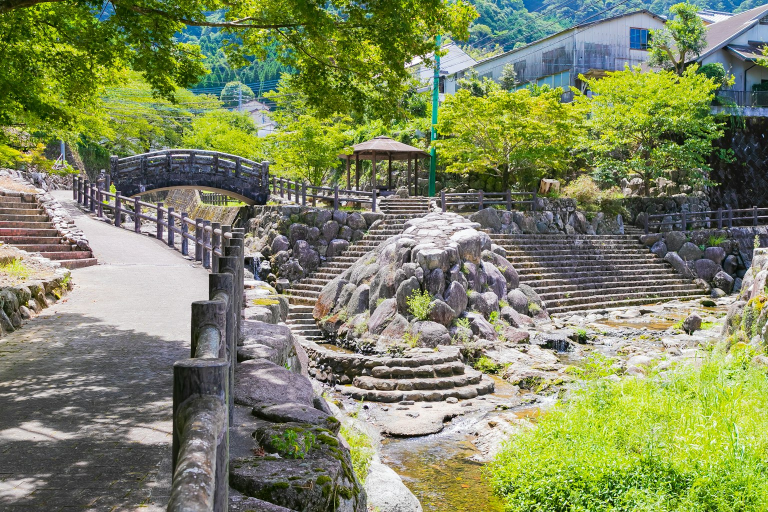 風景如畫的花園景觀 特色橋和石階 被綠樹環繞