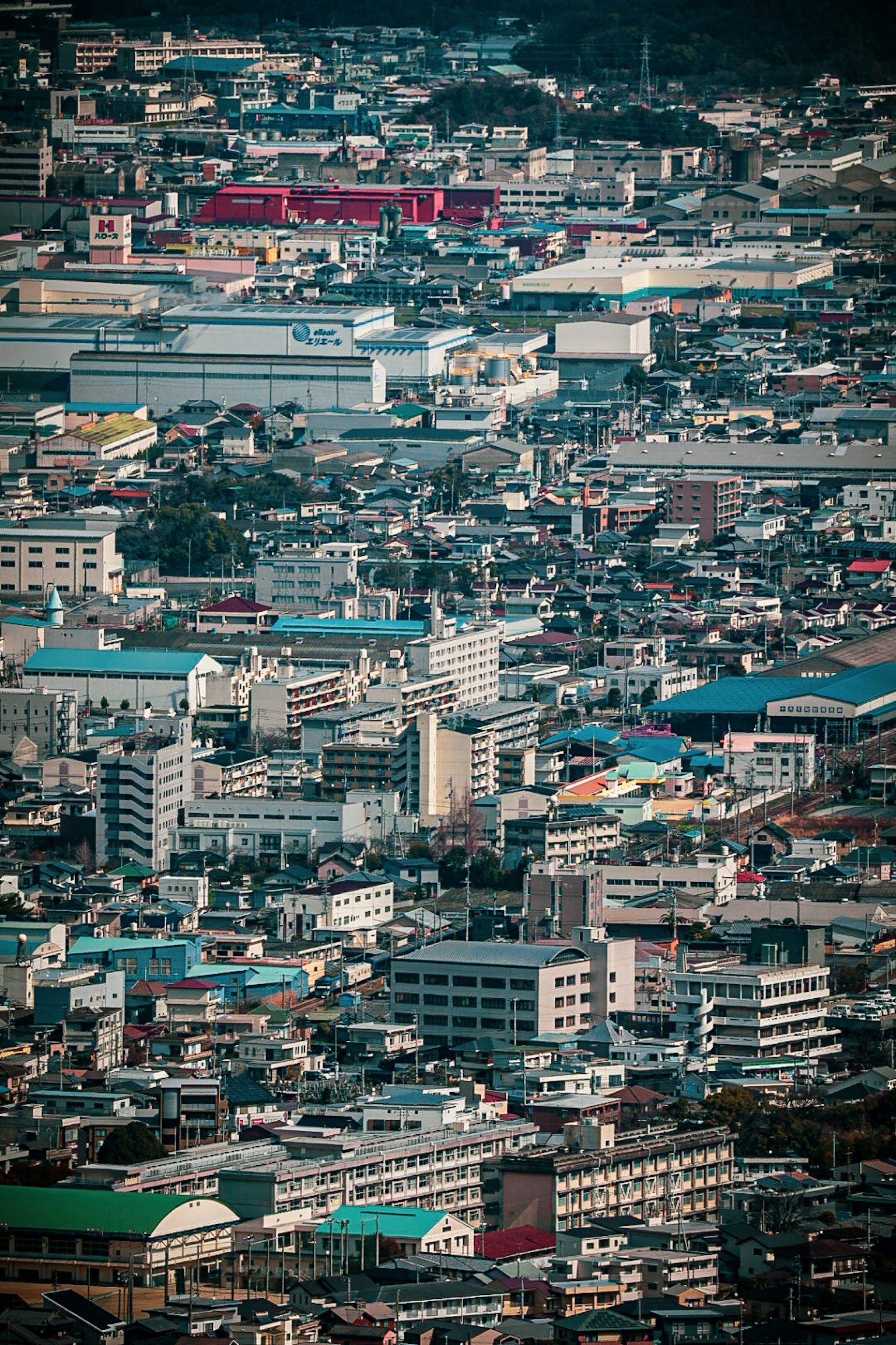 密集城市景觀的鳥瞰圖，包含建築和屋頂