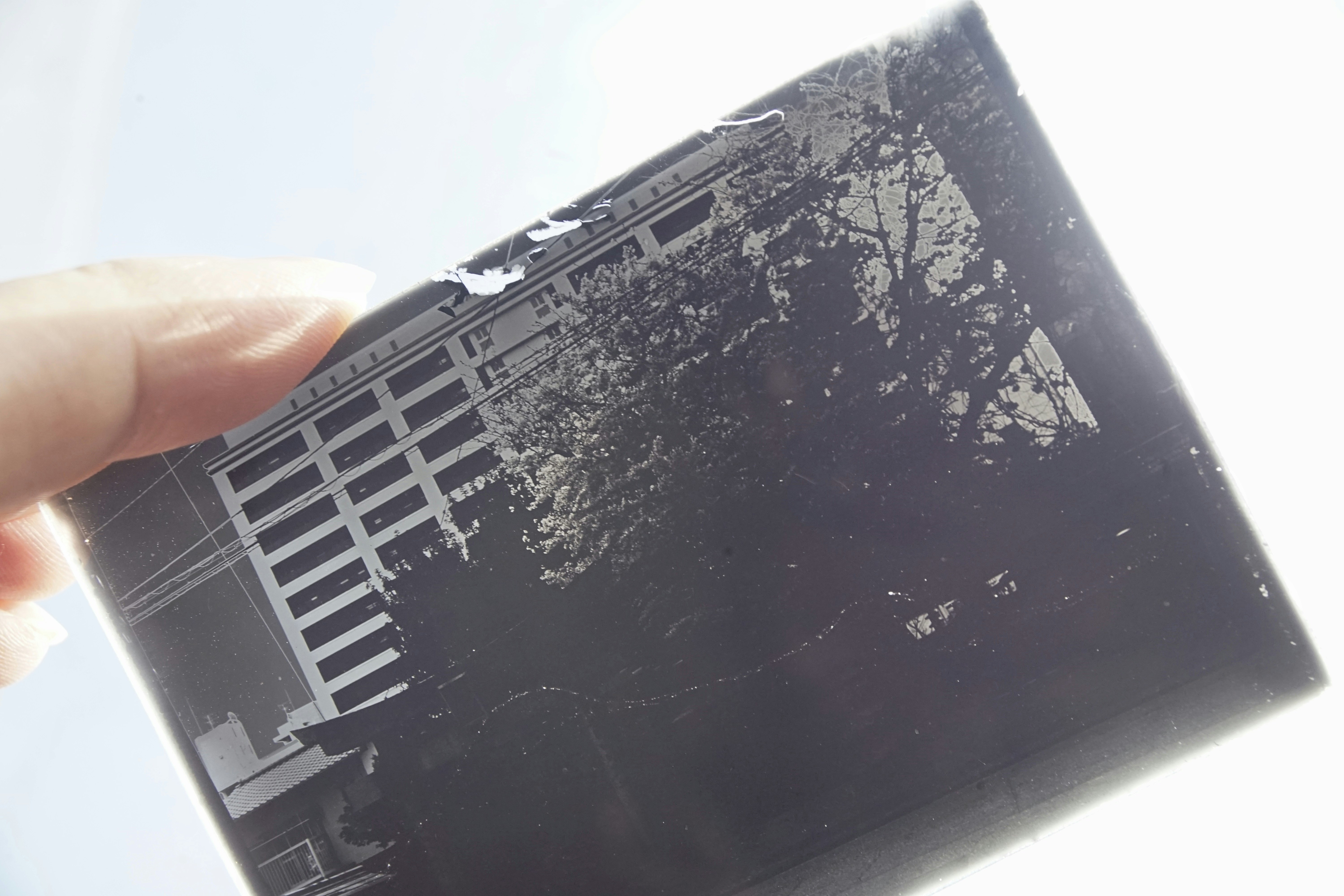 手に持った黒い建物の写真プリント