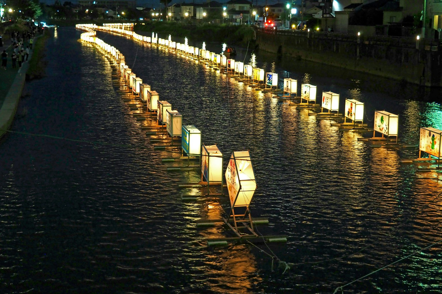 夜晚河上漂浮的灯笼排