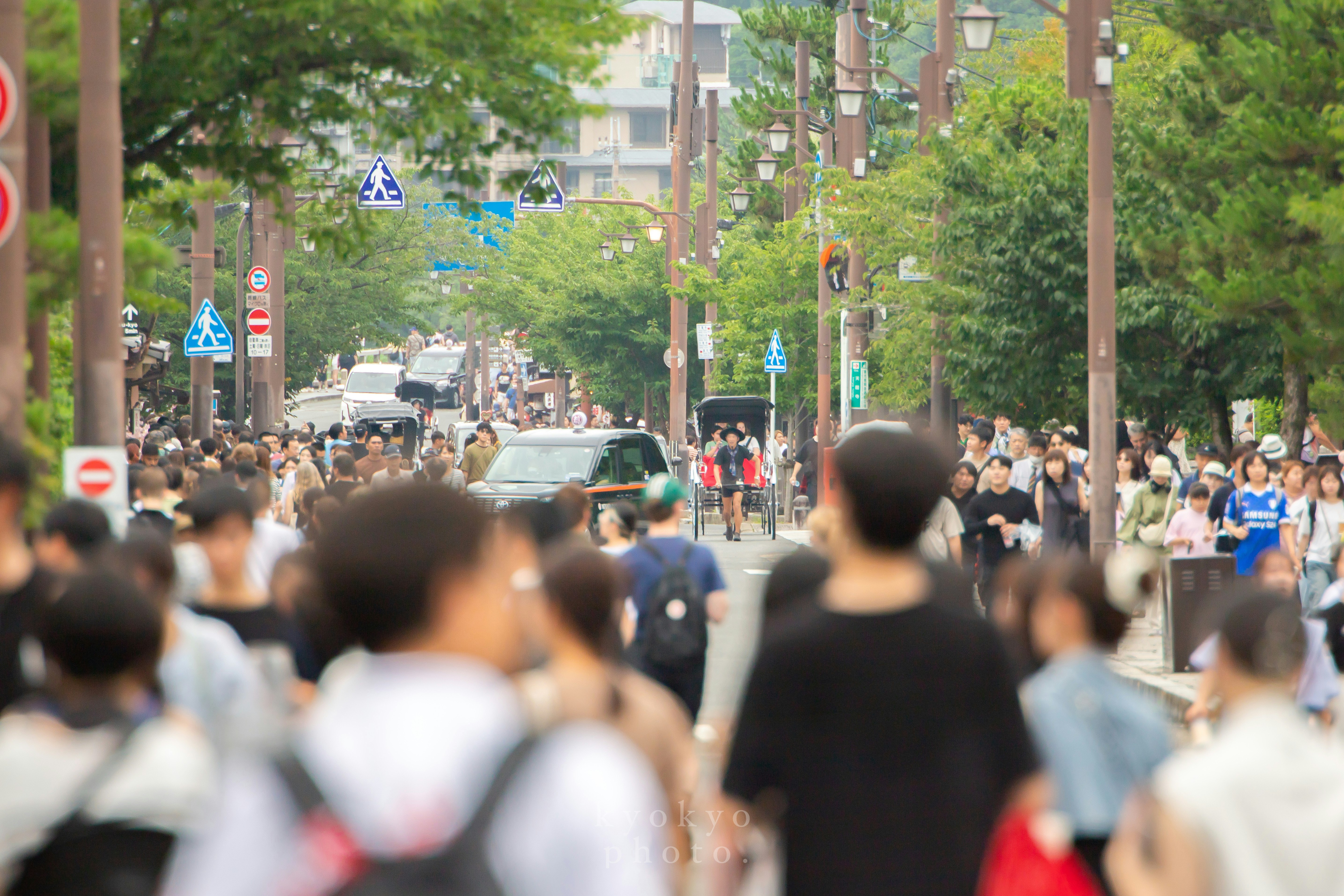 京都・嵐山の観光地を行き交う人々の通り