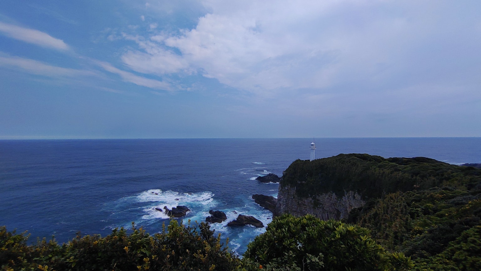 蓝色海洋和天空的风景，悬崖上的灯塔