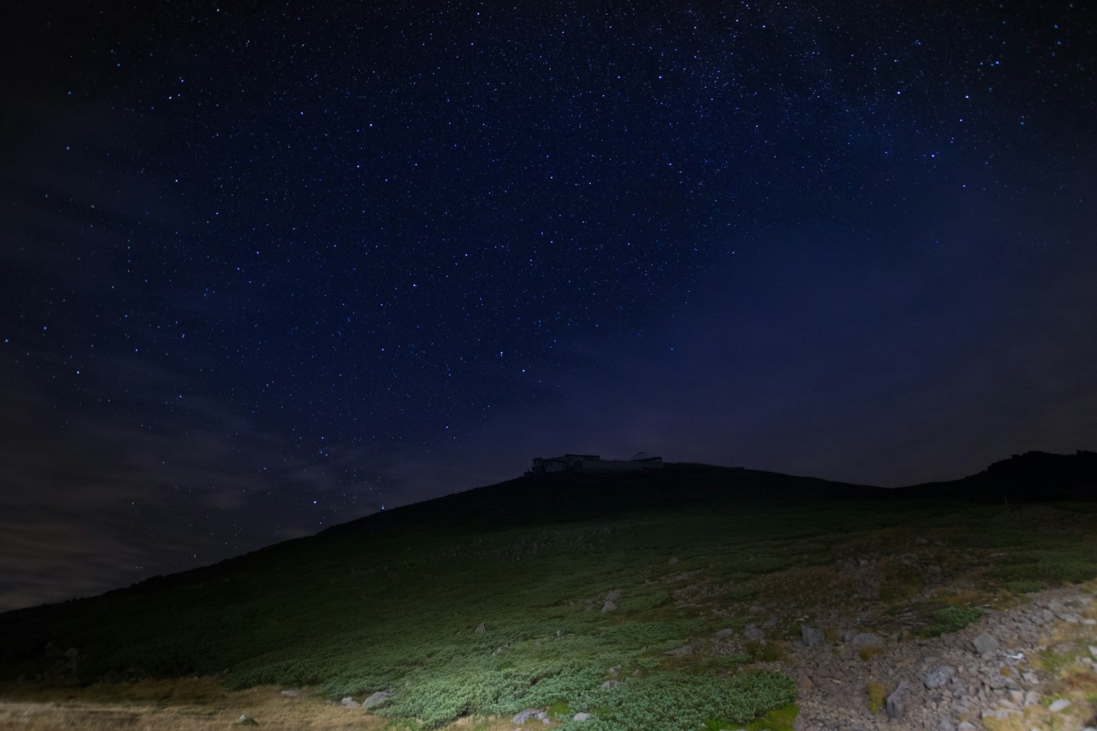 星空下的绿色山丘风景