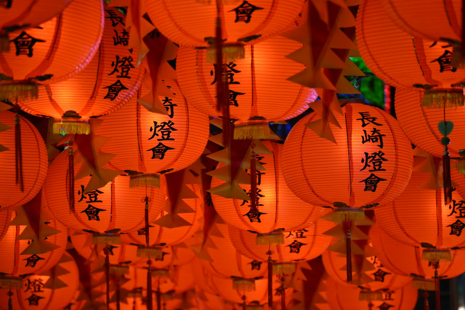 一排緊密懸掛的紅色燈籠的生動展示