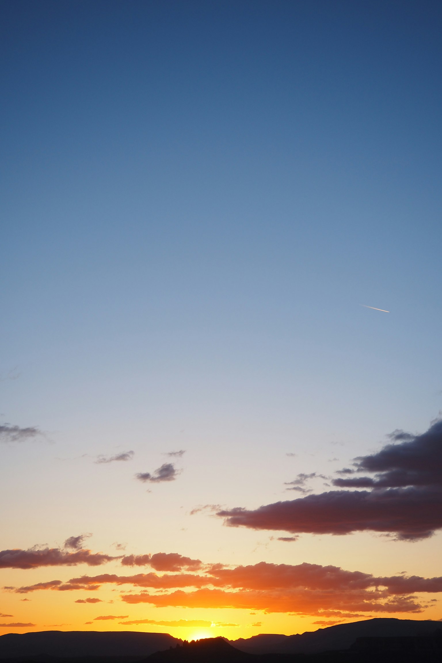 Tramonto vibrante con tonalità arancioni su uno sfondo blu