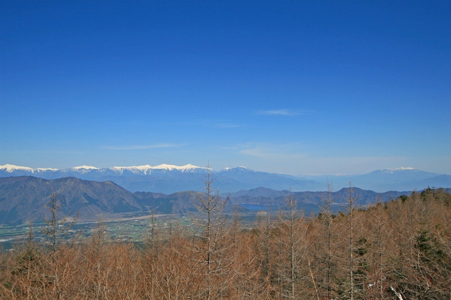 晴朗蓝天下雪山和山谷的风景