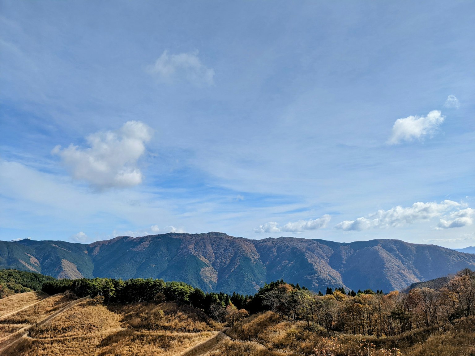 Vista panoramica di montagne sotto un cielo blu chiaro