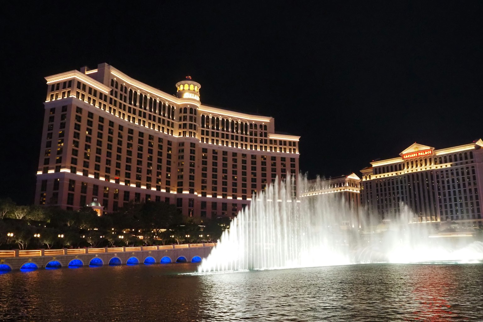 夜晚贝拉吉奥酒店和喷泉表演的美丽景观