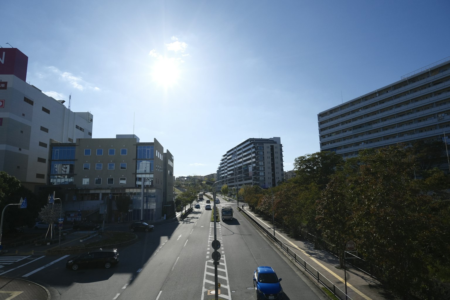 Stadtstraße mit Gebäuden unter einem klaren blauen Himmel