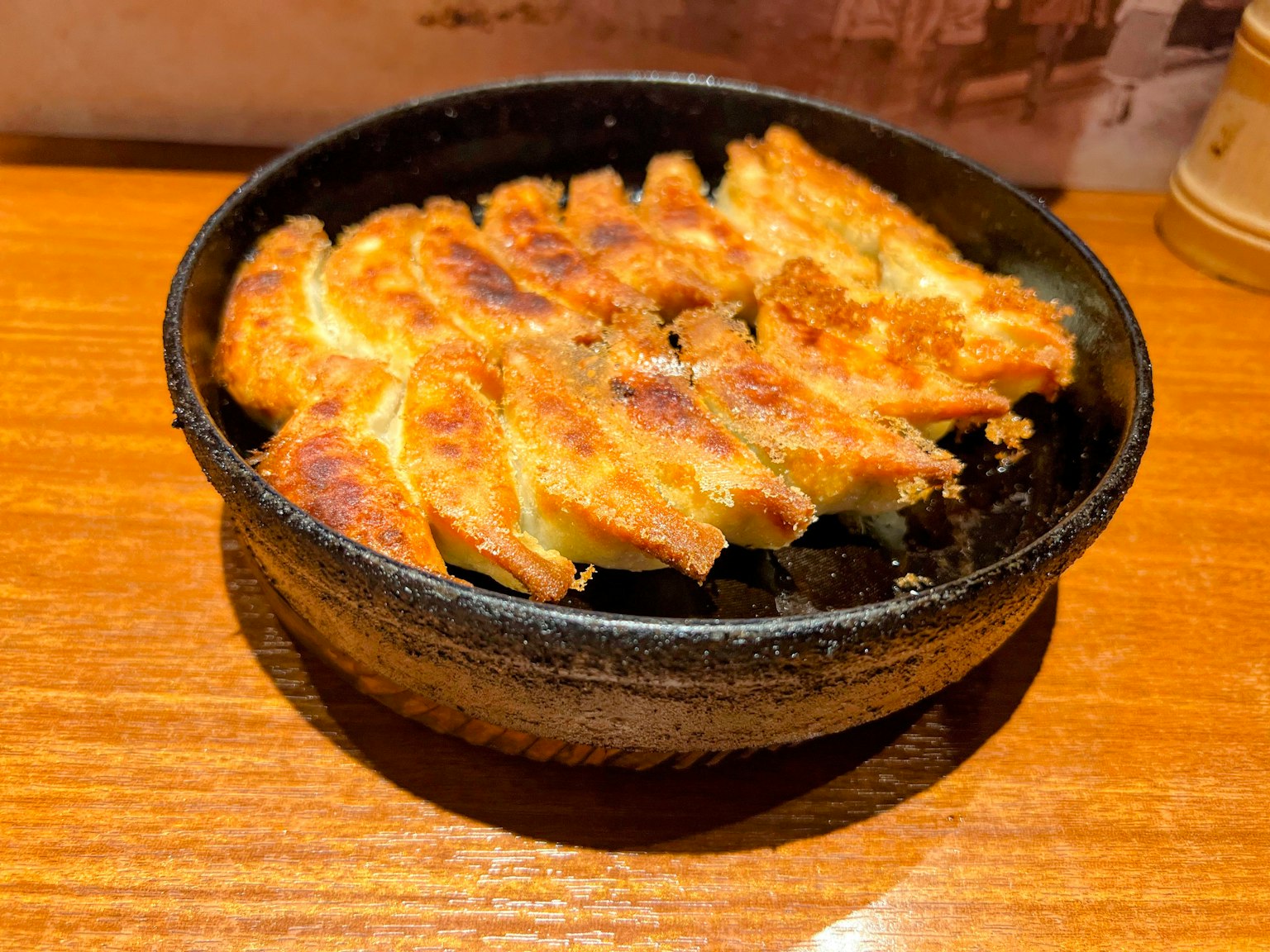 金黄色饺子盛在黑色盘子里