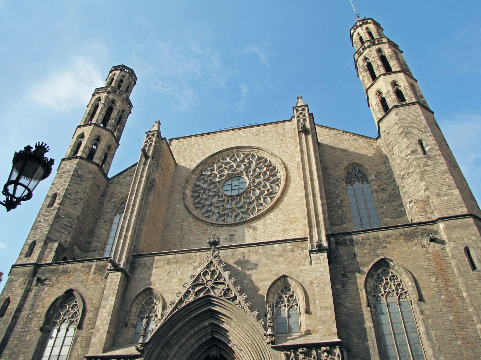 Église de style gothique avec des tours jumelles et une grande rosace
