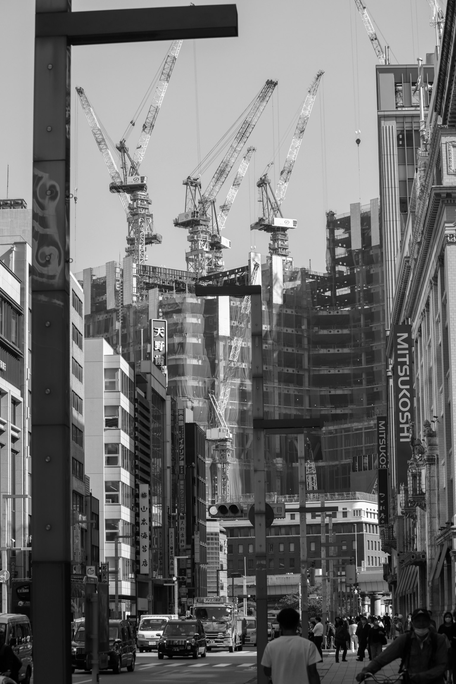 ทิวทัศน์เมืองที่มีเครนก่อสร้างและอาคารสูง