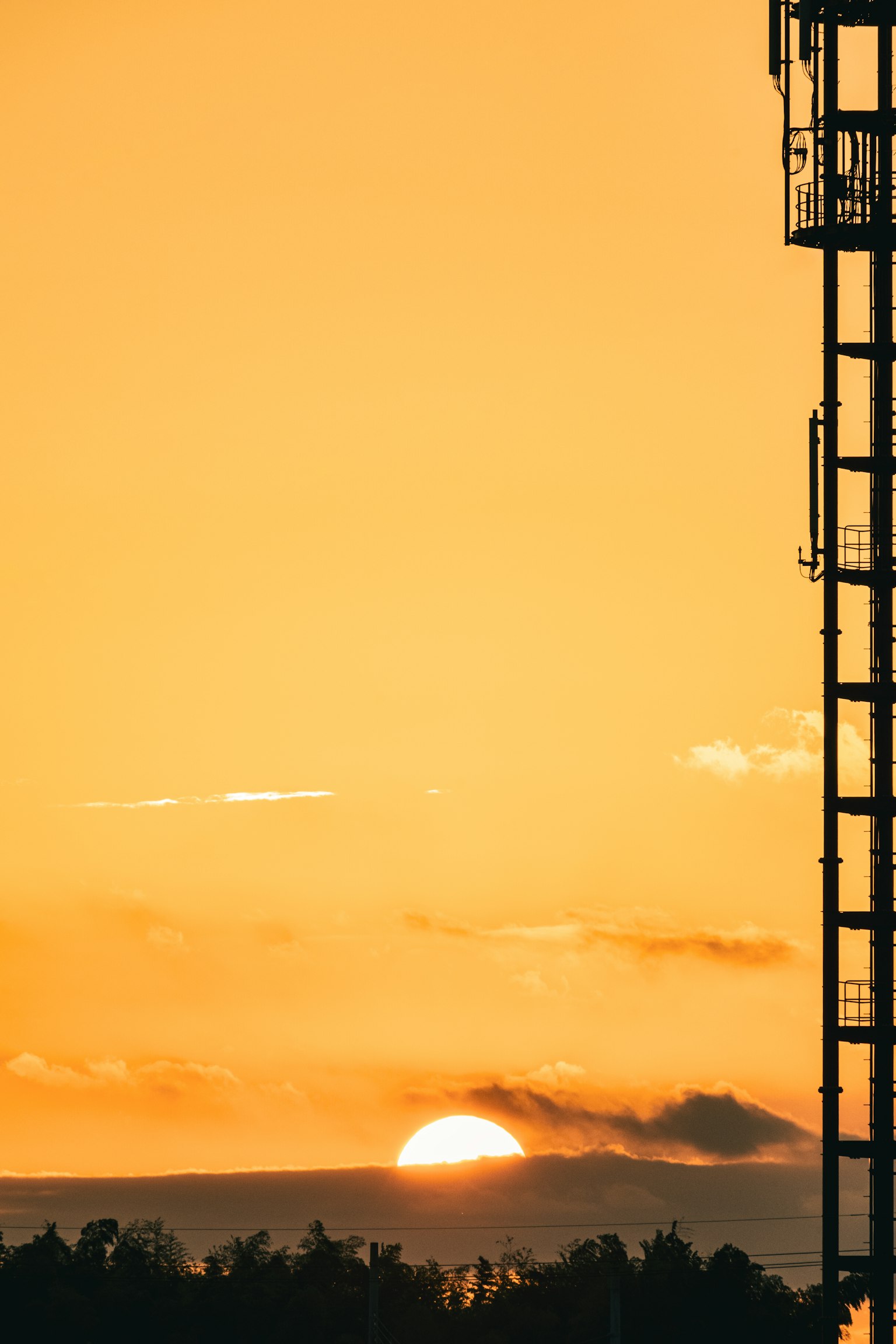 Alba all'orizzonte con la silhouette di una torre