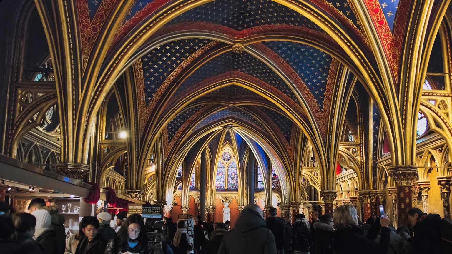Interior de una hermosa iglesia gótica con gente reunida