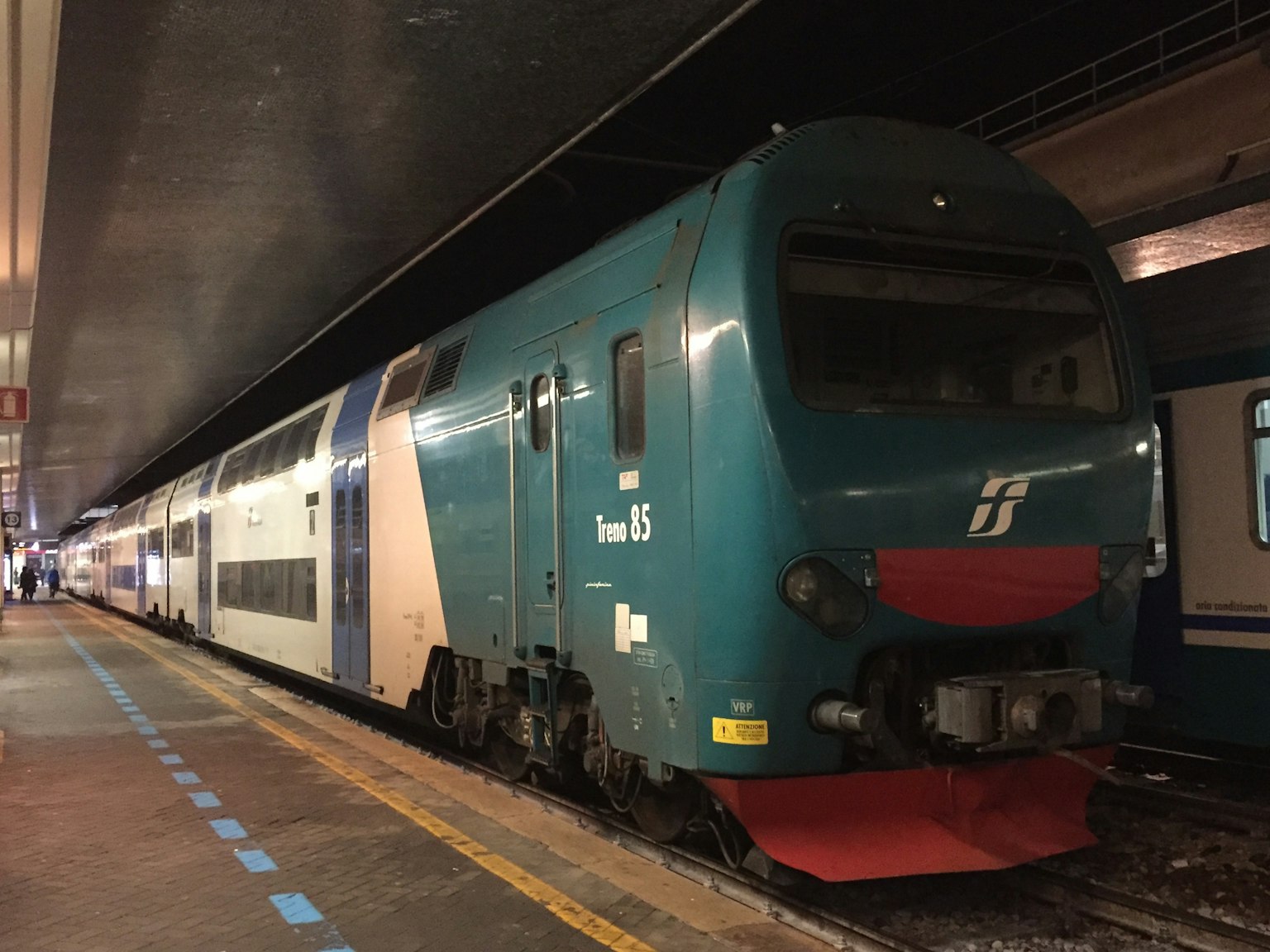 รถไฟอิตาลีสีน้ำเงินและสีขาวจอดอยู่ที่สถานี