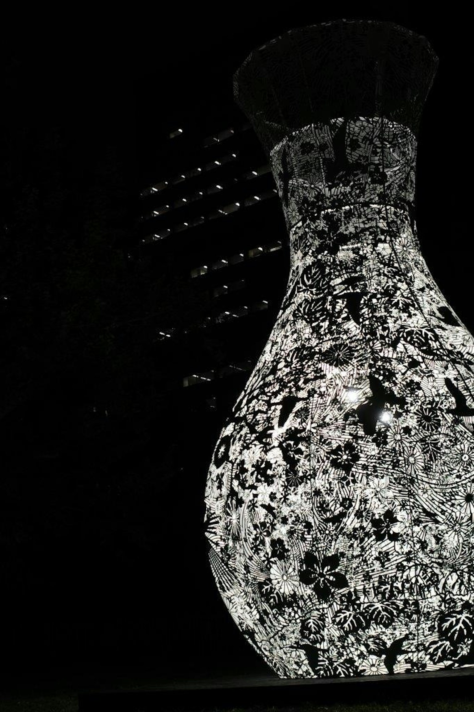 แจกันแก้วสวยที่ส่องสว่างบนพื้นหลังสีดำ