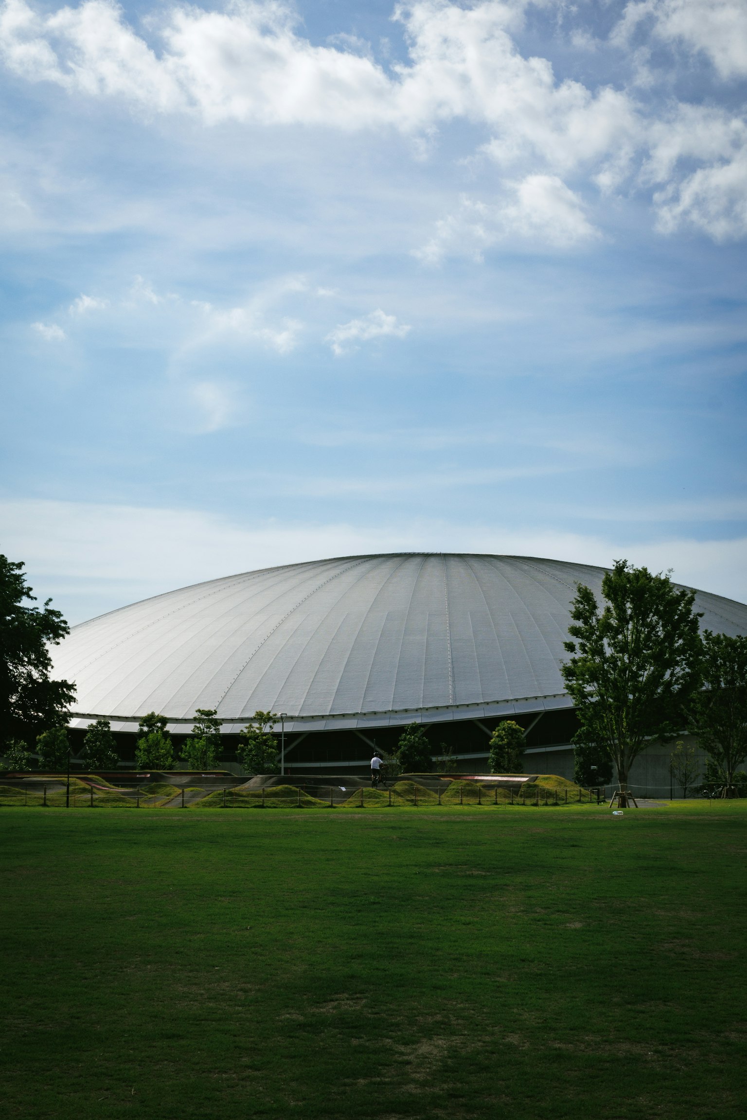 파란 하늘 배경의 현대적인 돔 형태 건물