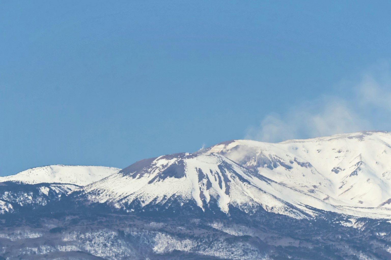 Schneebedeckte Berge unter einem klaren blauen Himmel
