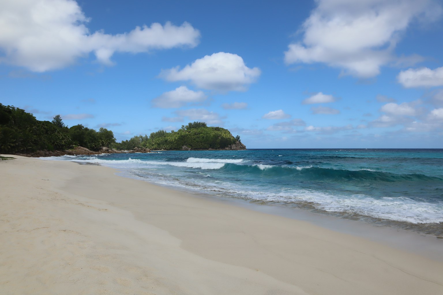 Pemandangan pantai dengan langit biru dan lautan tenang