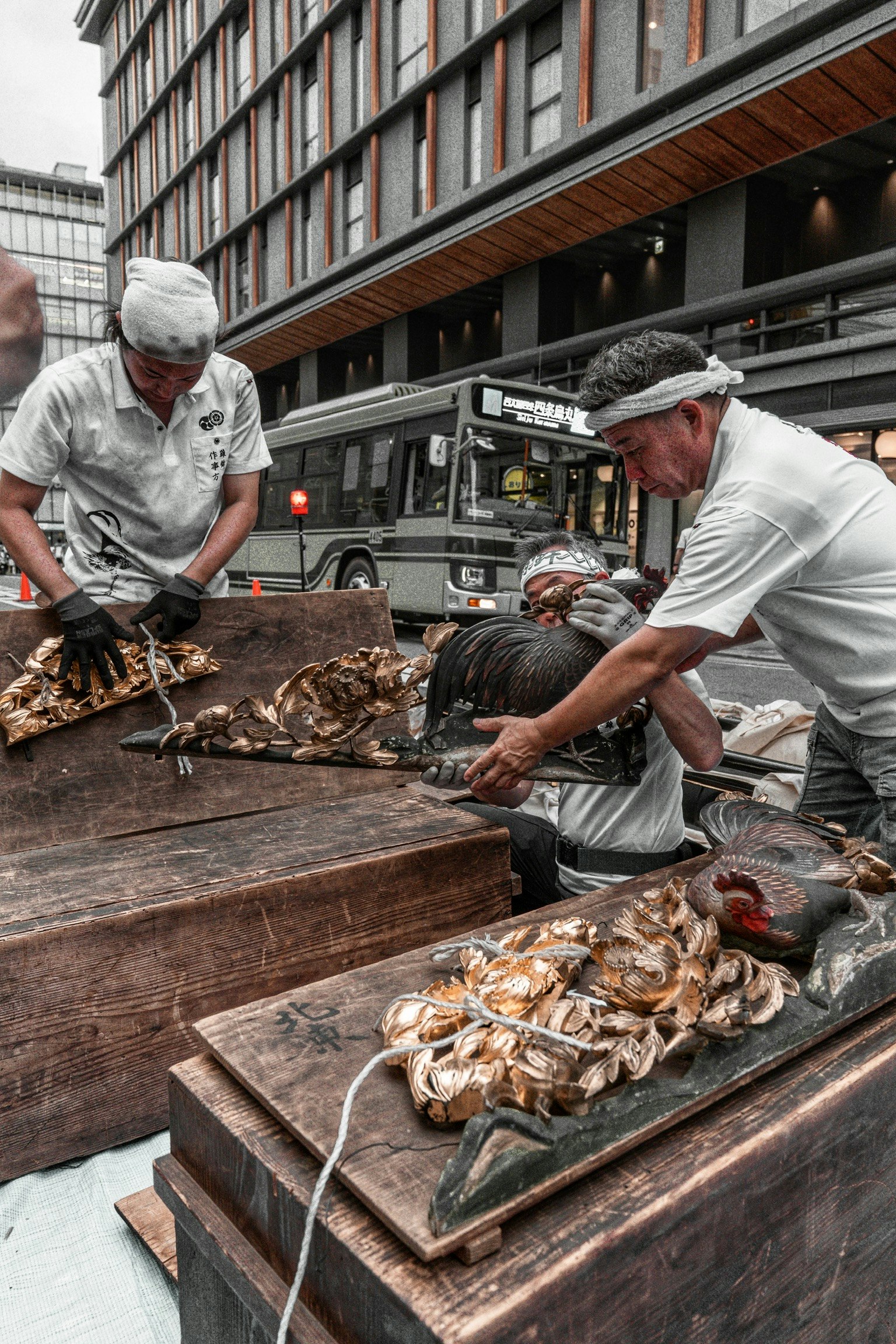祇園祭の鶏鉾の鉾建てで並ぶ鶏の飾りと作業台