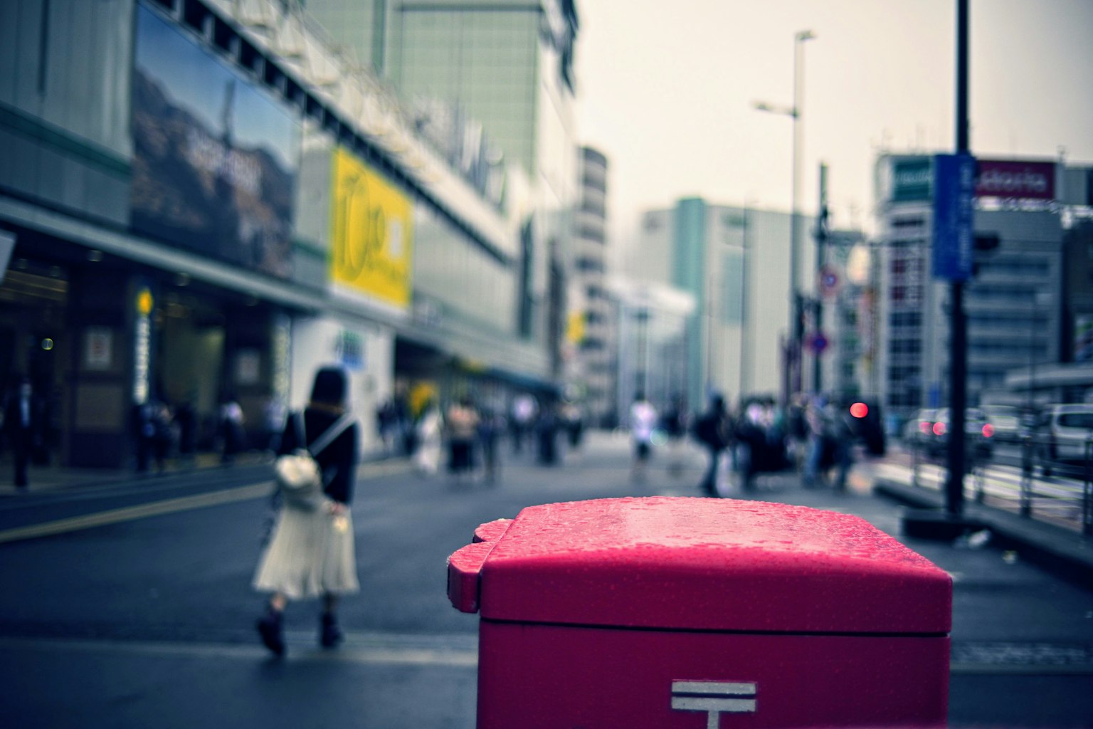Cassetta postale rossa con sfondo urbano a Tokyo